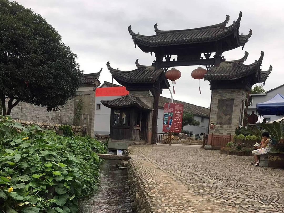 重庆姐弟坠亡案两罪犯被执行死刑,孩子生母赴天台寺祭奠